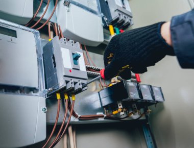 Kablolar ve elektrik kutusuna geçer. Sigortalar ve Kontaktörler elektrik paneli.