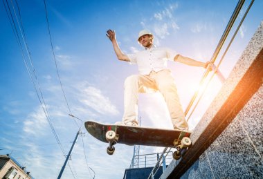 Pratik ve sokaklarda atlama kaykaycı