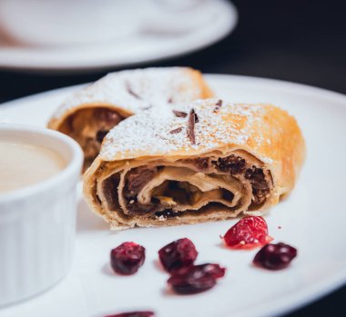 Çikolata karanlık yüzeyi beyaz tabakta strudel closeup süslenmiş