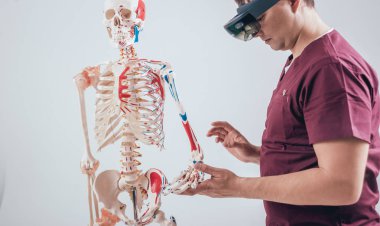 Doktor insan iskeletini incelemek için artırılmış gerçeklik gözlüğü kullanıyor.