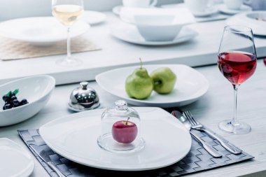 Hizmet ve dekore edilmiş tablo stilish kap ile