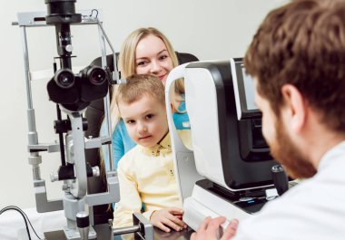 Lamba muayene kesti. Biomicroscopy anterior göz parçasının. Temel göz muayenesinde.