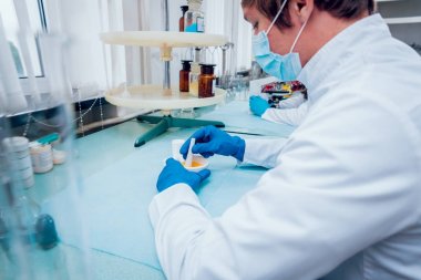 Laboratuvar çalışmalarında bilim teknisyeni. Tıbbi geçmişi