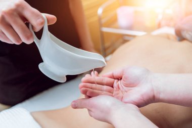 Spa'da rahatlatıcı. Vücut masajı. Petrol ve eller