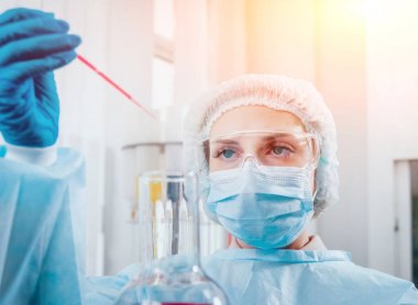 Laboratuvar çalışmalarında bilim teknisyeni. Tıbbi geçmişi