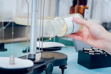 Laboratuvar çalışmalarında bilim teknisyeni. Tıbbi geçmişi