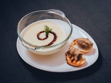 Krem ve maydanoz koyu arka plan üzerinde kabak ve havuç çorbası.