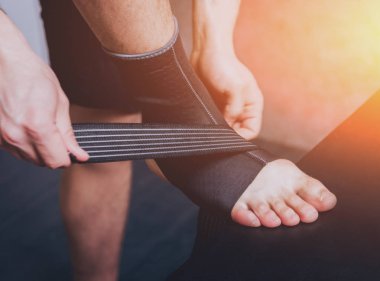 Savaşçı elastik sargı bacaklarına koyar.