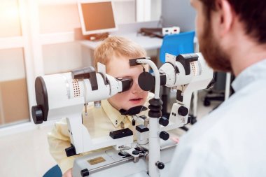 Synoptophore. Şaşılık Tedavisi. Şaşı testi. Orthoptics. Doktor şaşılık muayenesi gerçekleştirir.