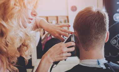 Kuaför saç modeli için genç bir adam yapar..
