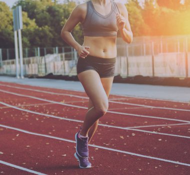 Genç causasian kadın atlet atletizm Stadyumu üzerinde