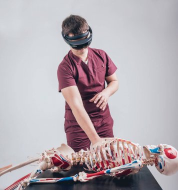 Doktor insan iskeletini incelemek için artırılmış gerçeklik gözlüğü kullanıyor.