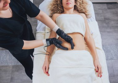 Genç kız Spa'da rahatlatıcı bir şey. Physiotheraphy.