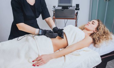 Genç kız Spa'da rahatlatıcı bir şey. Physiotheraphy.