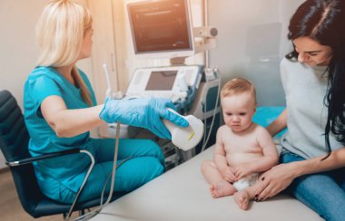 Anne olarak ultrason Tanı ile doktor ve bebek kız. Tıbbi malzeme. Ultrason.