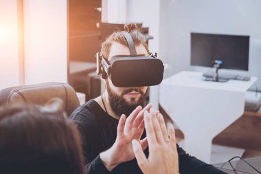 Sanal gerçeklik giyen genç adam ofiste gözlükler.