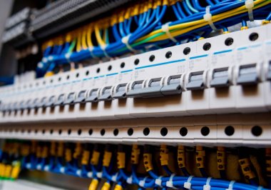 Devre kesicili voltaj santrali.