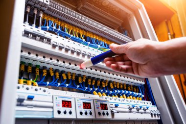 geçiş panosu voltaj dedektörü ile kontrol.