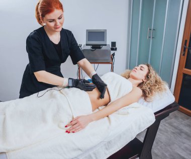 Genç kız Spa'da rahatlatıcı bir şey. Physiotheraphy.