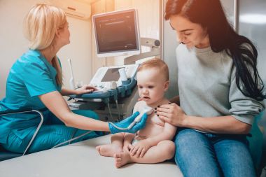 Anne olarak ultrason Tanı ile doktor ve bebek kız. Tıbbi malzeme. Ultrason.