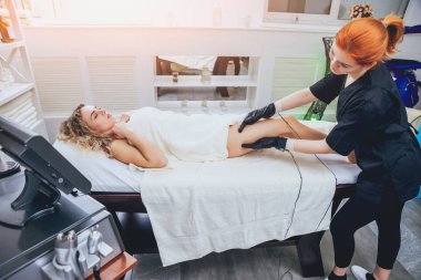 Genç kız Spa'da rahatlatıcı bir şey. Physiotheraphy.