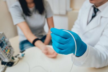 Hasta sinirleri elektromiyografi ile test ediliyor. Tıbbi muayene. EMG