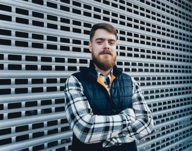 Yakışıklı adam açık havada kameraya poz rahat kıyafetler içinde sakallı