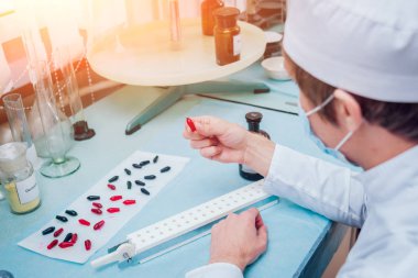 Laboratuvar çalışmalarında bilim teknisyeni. Tıbbi geçmişi