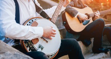 Banjo ve gitar sokakta oynarken müzisyenler görünümünü