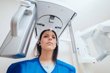 X-ray makinesi hasta kalan genç kadın. Panoramik Radyografi