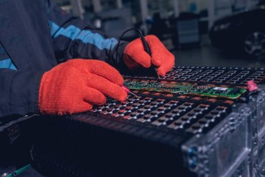 Elecric motorlu pilleri şarj. Pil bir elektrikli araç motorunun sökülmesi. Araba Servisi