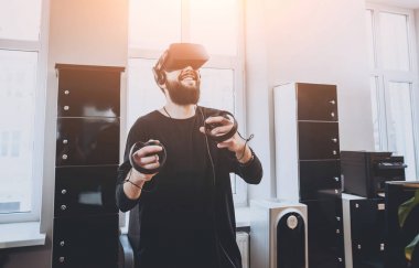 Sanal gerçeklik giyen genç adam ofiste gözlükler.