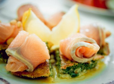 Restoran tablo tabak salata, et ve sebze ile