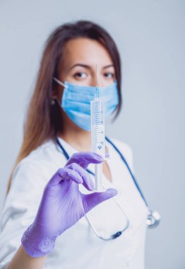 Genç hemşire ya da doktor stetoskop beyaz duvara ile gözlük