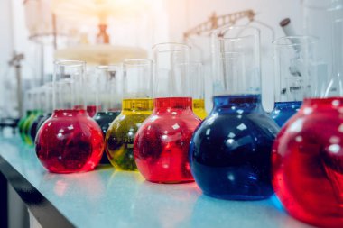 renkli sıvı ile Laboratuar kapkacakları.