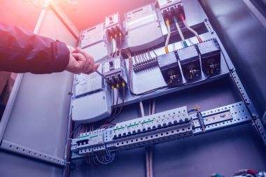 Kablolar ve elektrik kutusuna geçer. Sigortalar ve Kontaktörler elektrik paneli.