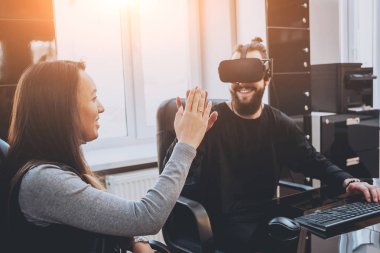 Vr gözlük test ve having fun kadın yaratıcı Ofis çalışanları ile genç adam