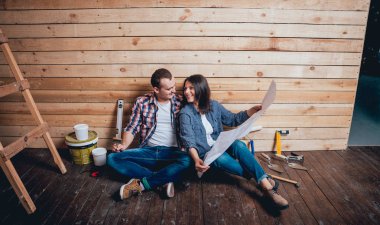 Mutlu çift yapma evlerine onarır. Ev yenileme.