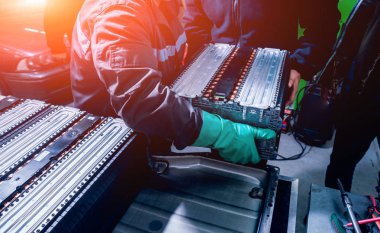 Elecric motorlu pilleri şarj. Pil bir elektrikli araç motorunun sökülmesi. Araba Servisi