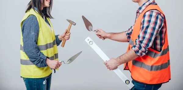 Immagine Ritagliata Lavoratori Possesso Strumenti Ristrutturazione Della Casa Sfondo Bianco — Foto Stock