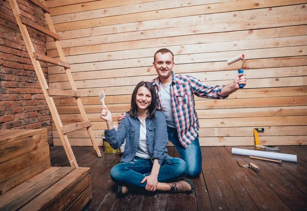 Casal Feliz Fazendo Reparos Sua Casa Renovação Casa — Fotografia de Stock