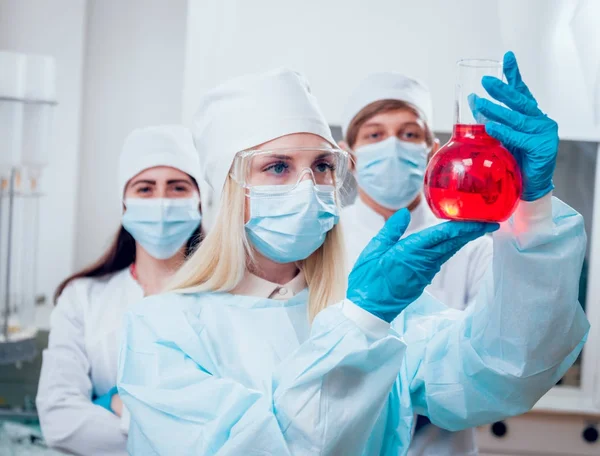 Técnicos Científicos Trabajando Laboratorio Formación Médica — Foto de Stock