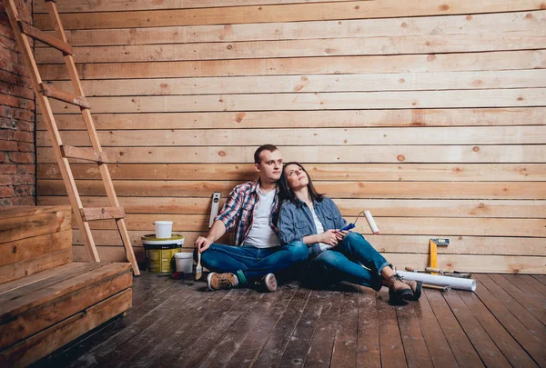 Una Pareja Feliz Haciendo Reparaciones Casa Renovación Del Hogar —  Fotos de Stock