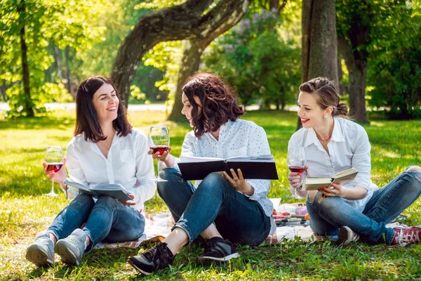 Drei Junge Mädchen Genießen Lesen Und Rotwein Park — Stockfoto