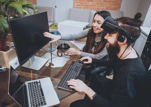 Hombre Joven Con Mujeres Trabajadoras Oficina Creativas Probando Gafas Divirtiéndose — Foto de Stock