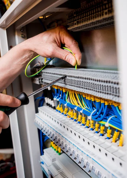 Repairing the switchboard voltage with automatic switches.