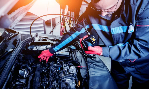 Video Onderzoeken Diagnostische Gegevens Van Motor Auto Reparatie Tankstation — Stockfoto