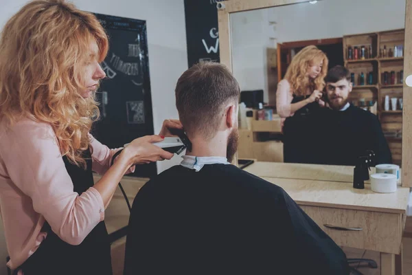 Cabeleireiro Faz Penteado Para Jovem — Fotografia de Stock