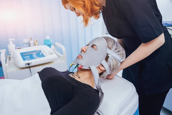Jonge Vrouw Spa Salon Cosmetische Geneeskunde Mesotherapie Medische Hulpmiddelen — Stockfoto