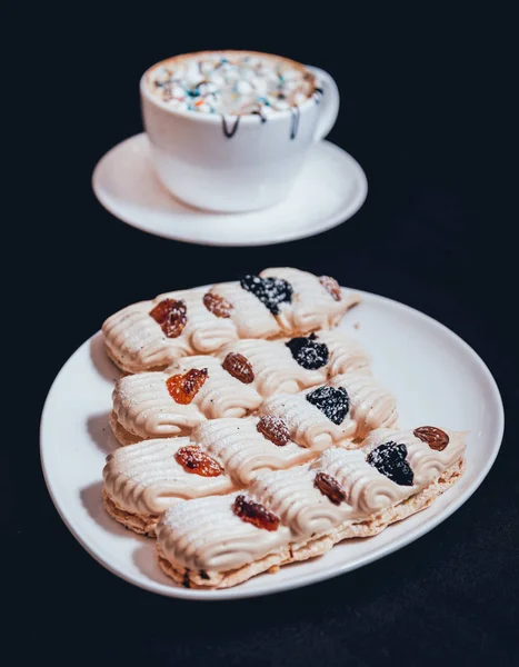 Francia Meringue Cookie Kat Fehér Táblán Bőrfelszín Közelkép Szelektív Összpontosít — Stock Fotó